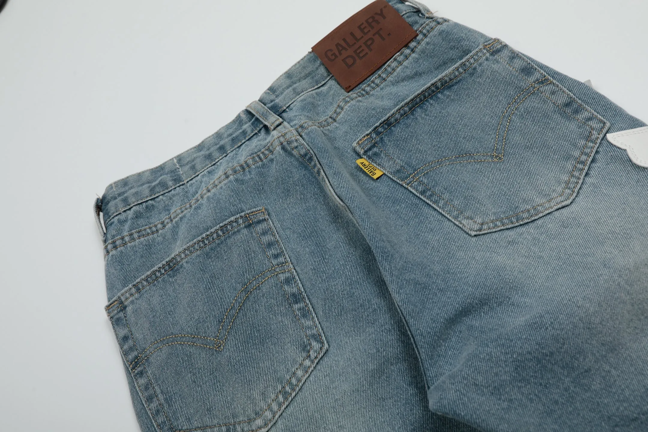 #8146 P290💰 Independent GALLERY DEPT. Vintage multi-leather spliced cross loose washed flared jeans - truly restore the ultimate texture of Vintage - original hardware accessories washed and other elevators, QR code analysis are all purchased from the original factory, high degree of restoration, you are welcome to compare with a certain product~ - Three-dimensional version Loose and comfortable, not picky about the body shape, taller and slimmer, factory Seiko, original factory quality control, same style for men and women, can be matched with couples, versatile recommendation, must-have jeans for all seasons -Size: 28 30 32 34 36